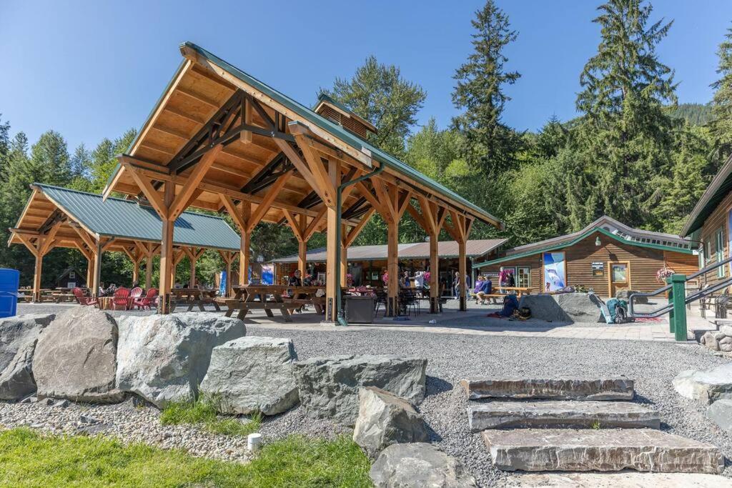R & R Chalet At Mt. Rainier Ashford Exteriör bild