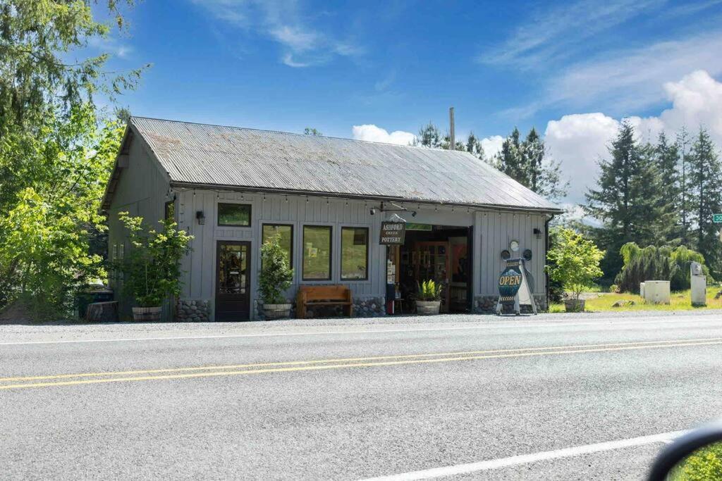 R & R Chalet At Mt. Rainier Ashford Exteriör bild